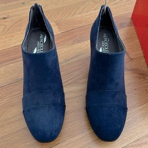 Aerosoles navy booties never worn